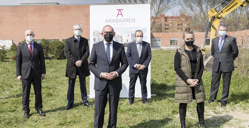 Las autoridades colocan la primera piedra del futuro complejo residencial Arabarren, en la zona de Lakua de Vitoria-Gasteiz